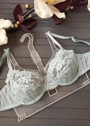 Красивый кружевной бюстгальтер с мягкими чашечками 75в