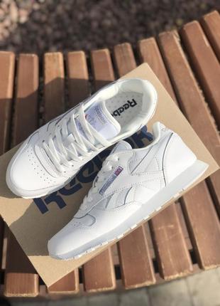 Жіночі кросівки reebok classic білого кольору3 фото