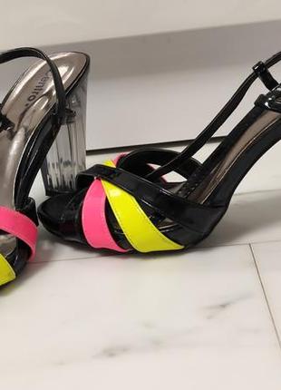 Яркие босоножки лак