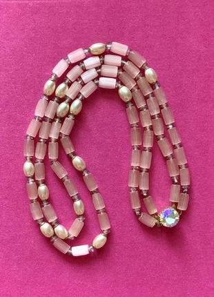 Винтажное двухрядное ожерелье из сатинового стекла с бусинками под жемчужины и латунной застежкой-брошкой с кристаллом сваровски