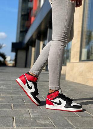 Жіночі кросівки nike air jordan 1 retro high black white red v2 знижка sale  | smb8 фото