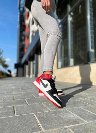 Жіночі кросівки nike air jordan 1 retro high black white red v2 знижка sale  | smb5 фото