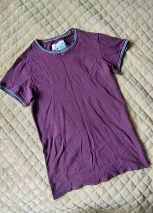 Футболка на 13 років,плечі 37 см,підмишки 41 см,довжина 63 см .