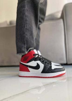 Жіночі кросівки nike air jordan 1 retro high black red white v2 знижка sale | smb