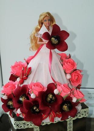 Лялька барбі з квітами з цукерок : ручна робота1 фото