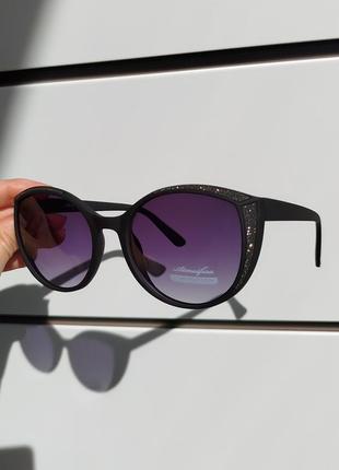Новые красивые солнцезащитные очки с блеском