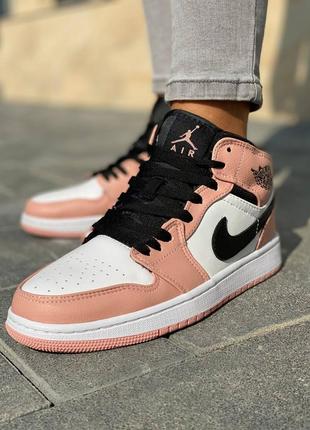 Жіночі кросівки nike air jordan 1 retro pink quartz знижка sale | smb8 фото