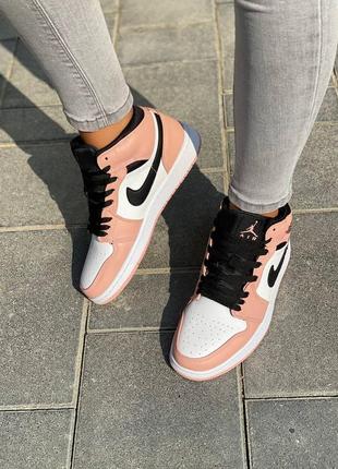 Жіночі кросівки nike air jordan 1 retro pink quartz знижка sale | smb10 фото