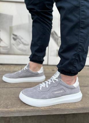 Мужские кеды/кроссовки с логотипом adidas из натуральной замши серого цвета1 фото