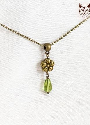 Колье с подвеской с чешской стеклянной капелькой "примулы"