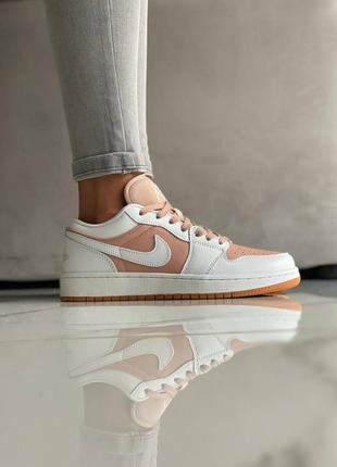 Жіночі кросівки nike air jordan 1 low tan white знижка sale | smb3 фото