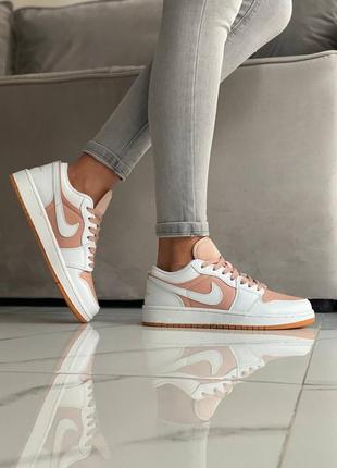 Жіночі кросівки nike air jordan 1 low tan white знижка sale | smb7 фото