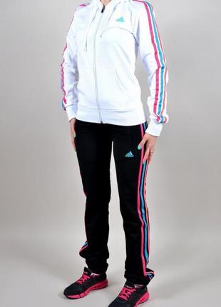 Спортивний костюм adidas.