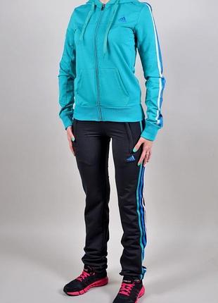 Спортивний костюм adidas.