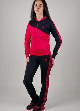 Спортивний костюм adidas.