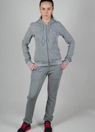 Спортивний костюм adidas.