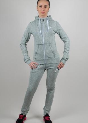 Спортивный костюм nike.