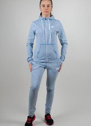 Спортивный костюм nike.