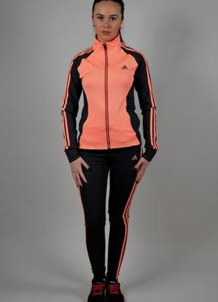 Спортивний костюм adidas.