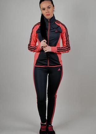 Спортивний костюм adidas.