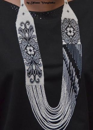 Асимметричный бело-серый