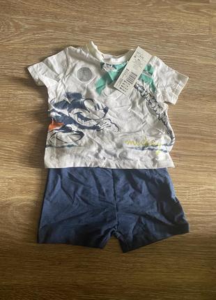 Классный, костюмчик, футболочка, с шортами, 9-12м с красивым принтом микимауса, от дорогого: disney baby 👌2 фото