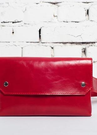Женская поясная сумка красного цвета