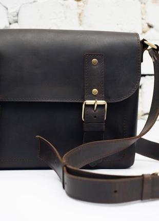 Кожаная сумка-мессенджер на плечо коричневого цвета2 фото