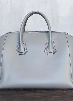 Женская кожаная сумка серого цвета1 фото
