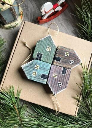 Набір новорічних іграшок дерев'яні будиночки2 фото