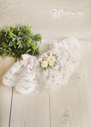 Біла підв'язка для нареченої з квітами1 фото