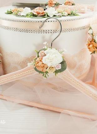 Плечики для свадебного платья персиковые
