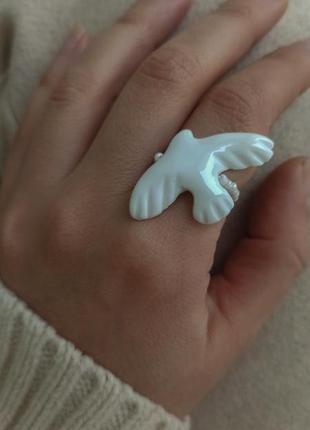 Каблучка з білою пташкою