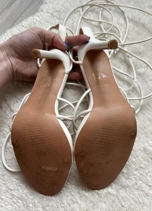 Босоножки на каблуках с шнуровкой белые на шпильках6 фото