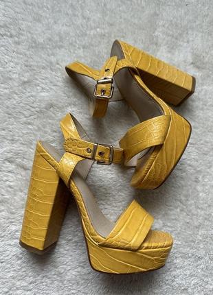 Босоножки на толстых каблуках принт желтые4 фото