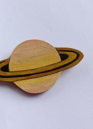 Деревянный значок планета сатурн1 фото
