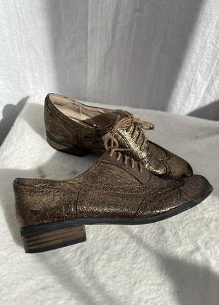 Яркие позолоченные кожаные туфли clarks 37 размер низкий каблук (h&amp;m, cos, ecco )3 фото