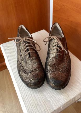 Яркие позолоченные кожаные туфли clarks 37 размер низкий каблук (h&amp;m, cos, ecco )4 фото