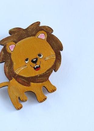 Дерев'яний значок лев
