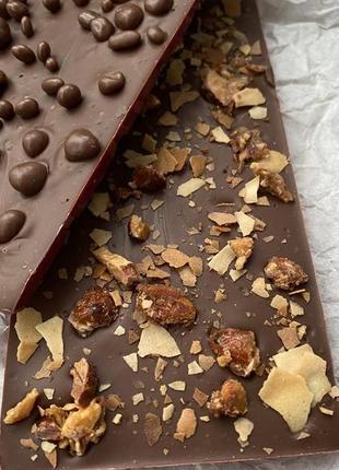 Плитка шоколаду з горіхами або карамеллю2 фото