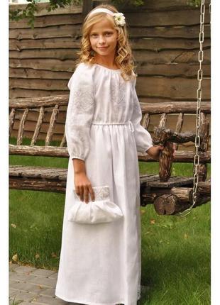 Нарядное детское платье из натурального льна с белой вышивкой1 фото