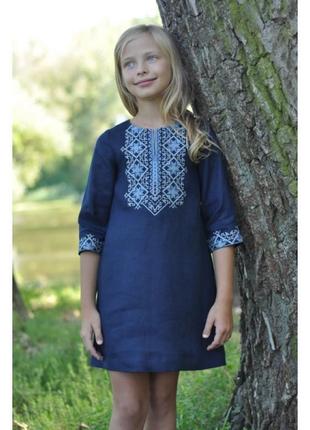Платье для девочки из синего льна с вышивкой3 фото