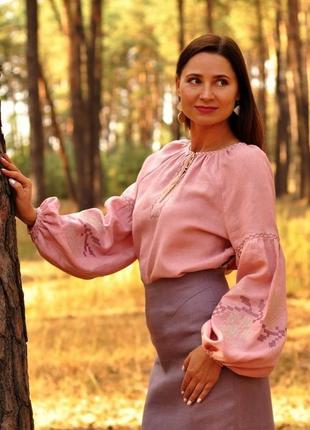 Жіночна вишиванка з ніжним візерунком пудрового рожевого відтінку1 фото
