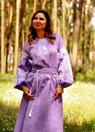 Изящное платье лавандового оттенка с нежной вышивкой3 фото