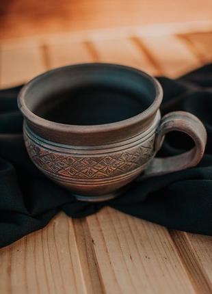 Керамическая чашка с ручной росписью
