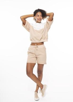 Пісочний костюм прогулянковий кроп-топ та шорти, жіночий спортивний костюм літній бежевий двохнітка