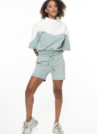 Костюм прогулочный кроп-топ и шорты мятного цвета, женский спортивный костюм летний мятный двухнитка5 фото