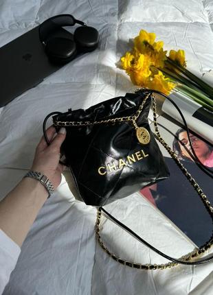 Сумка в стиле chanel black quilted calfskin mini 22 bag gold hardware9 фото