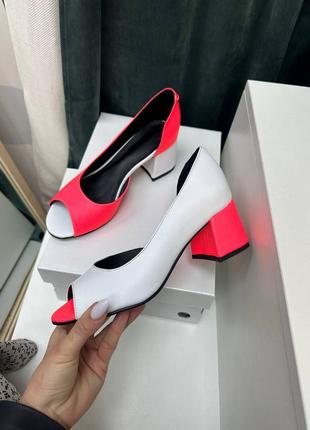 Эксклюзивные туфли из итальянской кожи и замши женские на каблуке с открытым носком2 фото