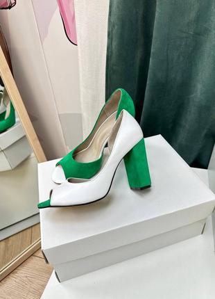 Эксклюзивные туфли из итальянской кожи и замши женские на каблуке с открытым носком8 фото